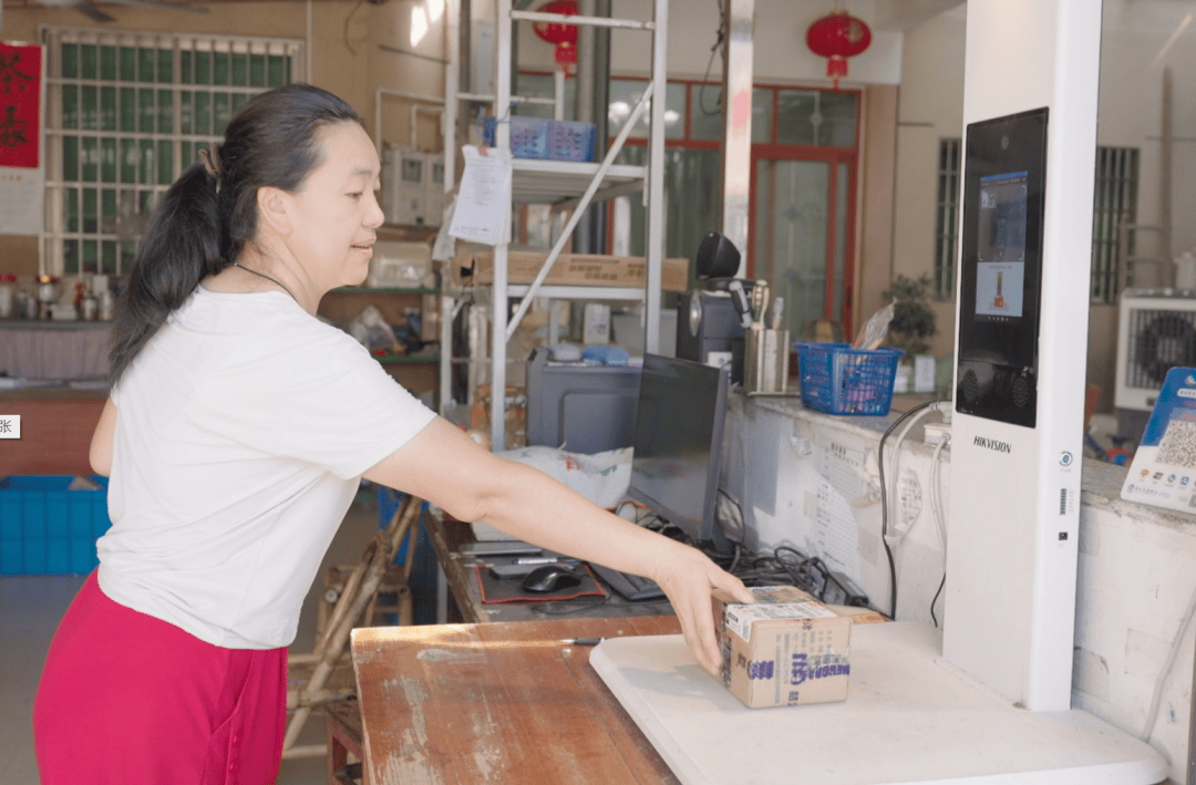 农村物流的“最后一公里”:快递到村,老人也能轻松取 农村物流的“最后一公里”:快递到村,老人也能轻松取